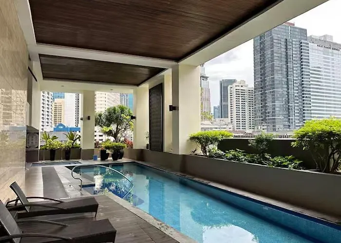W King Bed Near Greenbelt 55-in Tv