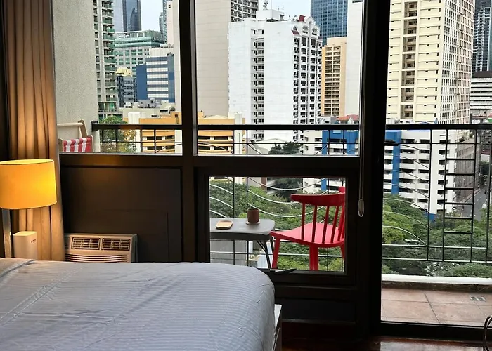 W King Bed Near Greenbelt 55-in Tv *
