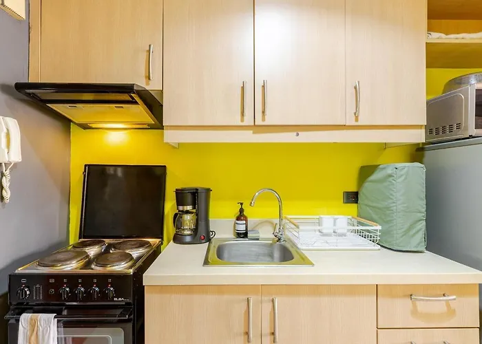 W King Bed Near Greenbelt 55-in Tv Apartment Manila