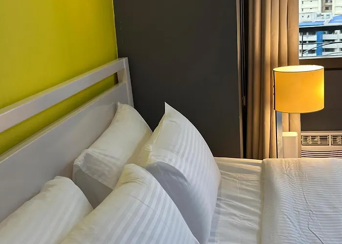 Apartment W King Bed Near Greenbelt 55-in Tv Manila