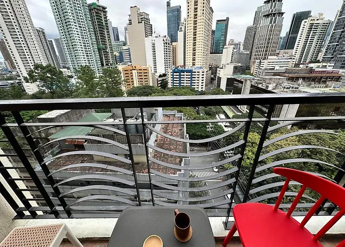 W King Bed Near Greenbelt 55-in Tv *