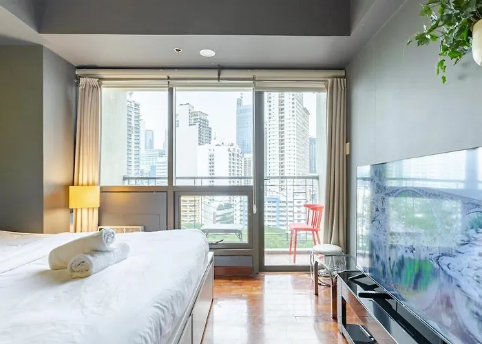 Apartment W King Bed Near Greenbelt 55-in Tv