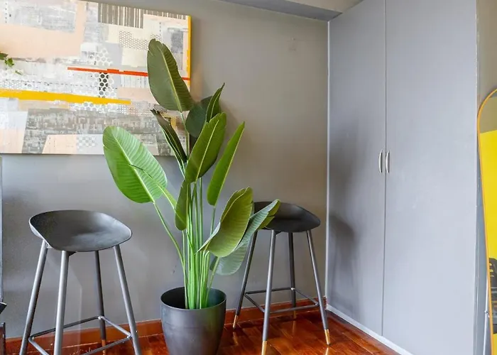Apartment W King Bed Near Greenbelt 55-in Tv